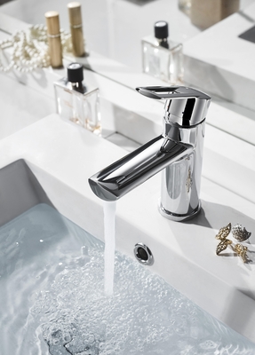 Chậu rửa một lỗ Vòi chrome Phòng tắm Vòi tay cầm bằng kẽm